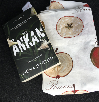 Boken Änkan och en gardinkappa med äpplen