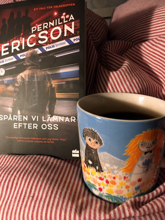 Boken Spåren vi lämnar efter oss och kaffe på sängen