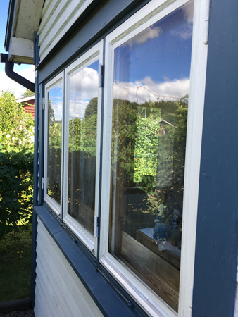 Tre grundmålade fönster