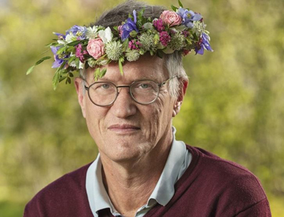 Anders Tegnell med blomsterkrans