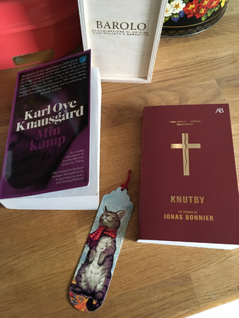 Min kamp 6 och Muminmugg med kaffe på sängen