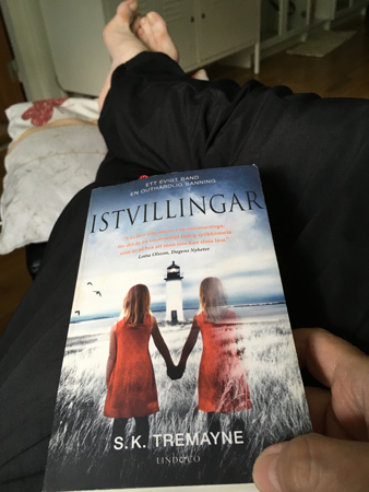 Fötterna upp och boken Istvillingar