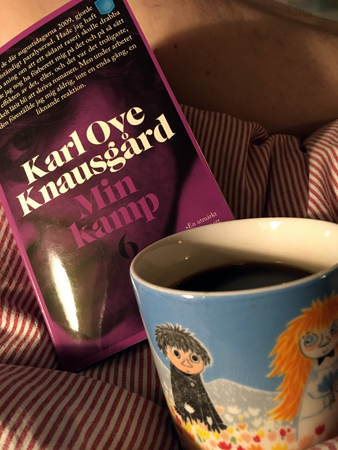 Knausgård mitt ben och kaffe på sängen