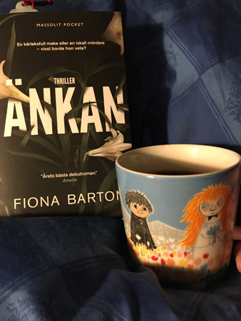 Boken Änkan och kaffe på sängen