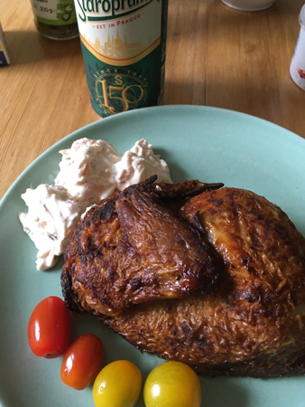 Grillad kycklinghalva räksallad tomater och öl