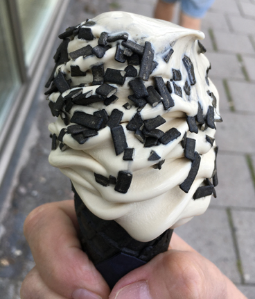 Lakritsglass i strut med saltlakritsflakes