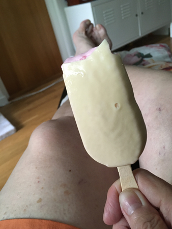 Magnum Strawberry White och mina ben