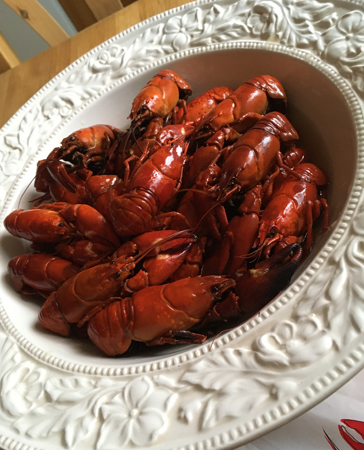 Svenska signalkräftor på vitt fat