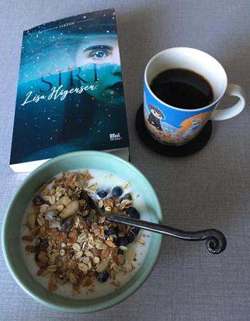 Vardagsfrukost med boken Siri