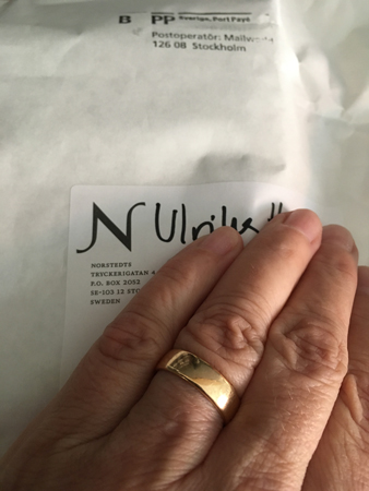 Vitt paket från Norstedts förlag med min hand på