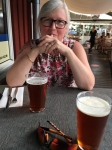 Anna och öl på Hamnkrogen