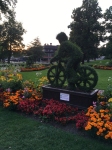 Grön cyklist och blommor i Stadsparken Motala