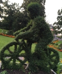 Grön cyklist i Stadsparken Motala