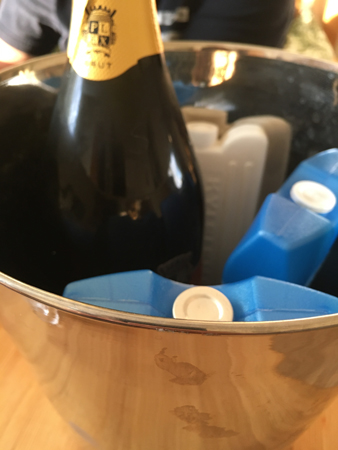 Isklampar och en flask P Lex prosecco i ishinken