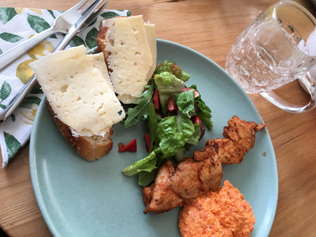 Kycklingspett med Annas paprika o fetaoströra