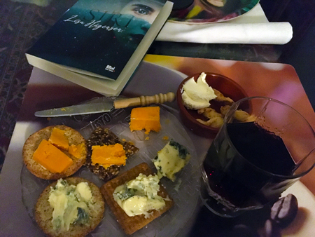 Ost kex vin och boken Siri