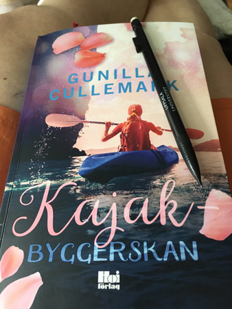 Recensionsex Kajakbyggerskan i knäet o en penna