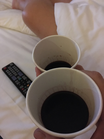 Vin och TV i hotellsängen