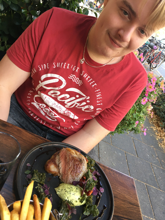 Gymnasisten åt steak and chips på Churchill Arms