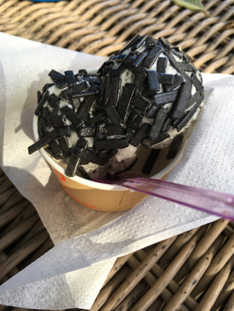 Lakritsglass med strössel i bägare