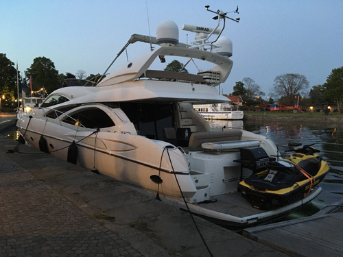 Väldigt stor båt i Motala hamn