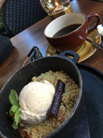 Äppelpaj med glass och kaffe Churchill Arms