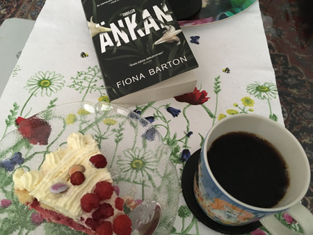 Sista tårtbiten kaffe och boken Änkan