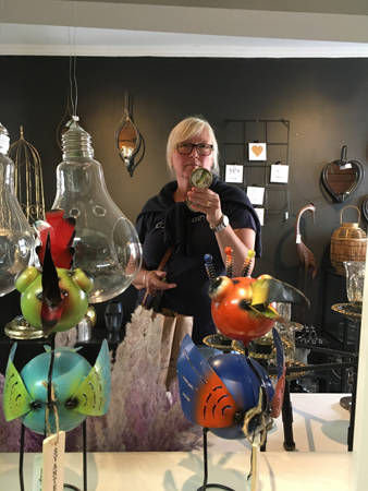 Anna tittar på grejor i en affär i Vadstena