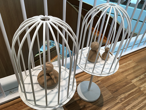 Träfåglar i burar på jobbet