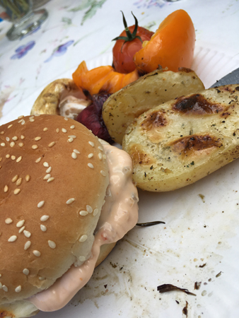 Halloumiburgare potatis och grönsaker