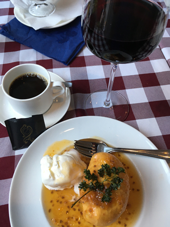 Kaffe vin friterad camembert Akropolis