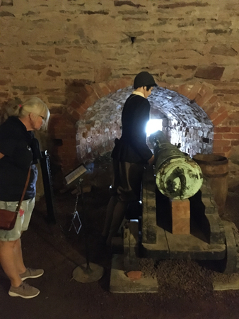 Anna tittar på en kanon i Vadstena slott