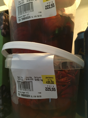 Svenska signalkräftor i hinkar i kylen