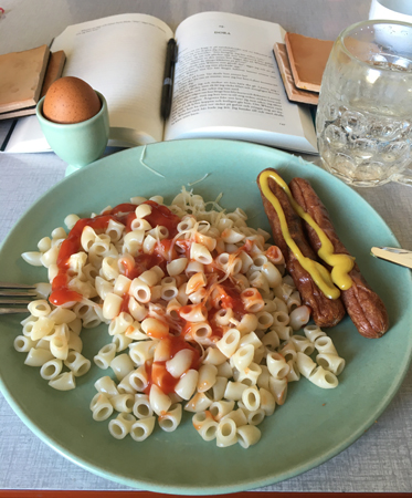 Kycklingkorv och makaroner vatten kokt ägg bok