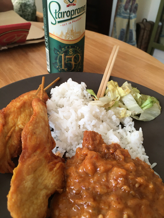 Kycklingspett med jordnötssås och ris o Staropramen
