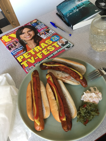 Lunchkorv med bröd o TV-tidning