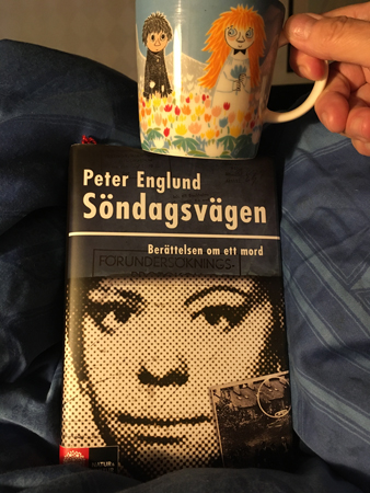 Muminmugg på boken Söndagsvägen