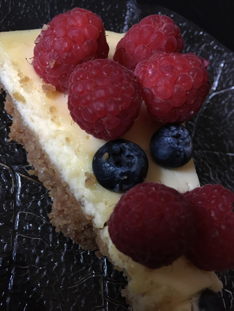 Annas cheesecake med hallon och blåbär