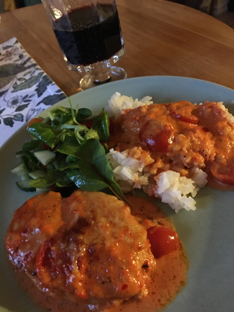 Annas tomatkyckling med ris och grönsaker och vin