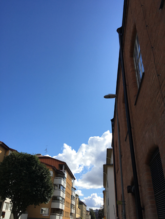 Blå himmel och moln över Storgatan