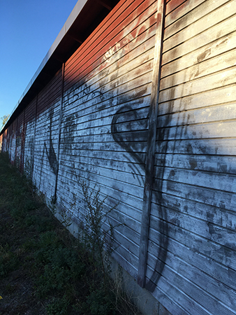 Klotter på trävägg