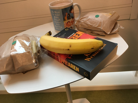 Lunchfrallor banan varm choklad och boken Svikaren