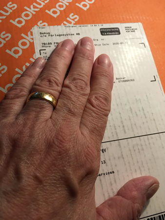 Min hand på ett Bokuspaket