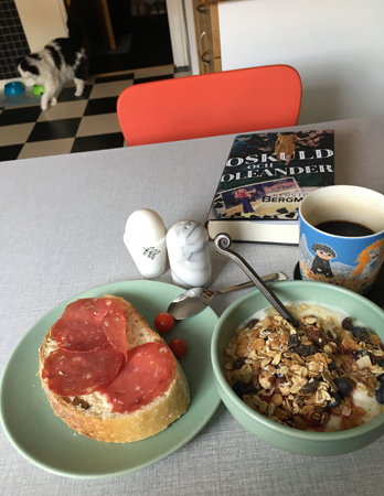 Söndagsbrunch med Lucifer i bakgrunden