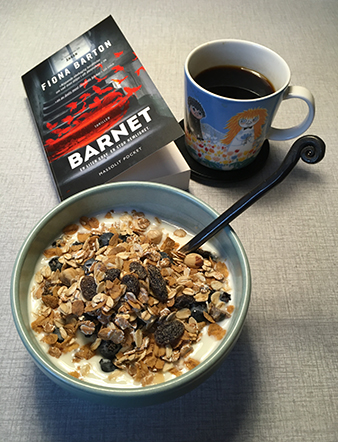 Vardagsfrukost med boken Barnet