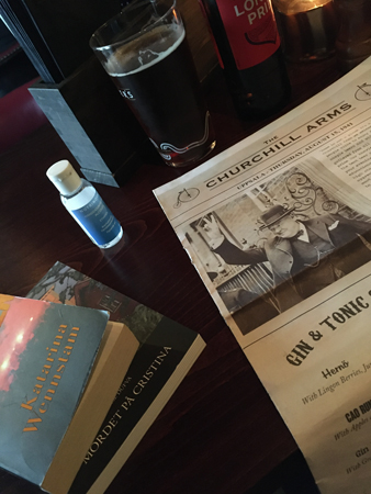 Böcker öl handsprit och meny på Churchill Arms