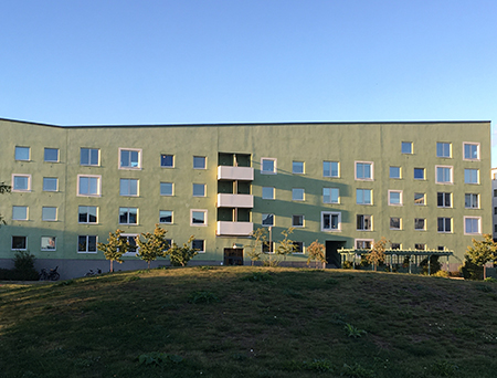 Grönt flerfamiljshus modern arikitektur