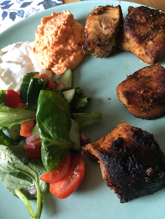 Kolgrillad kyckling med tillbehör Kolgrillad kyckling med tillbehör