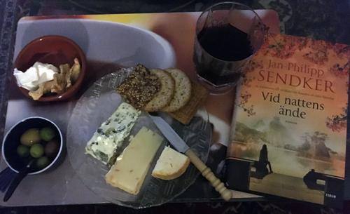 Osttallrik vin och boken Vid nattens ände
