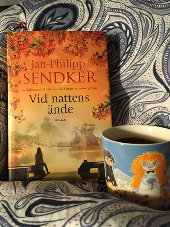 Boken Vid nattens ände och kaffe på sängen